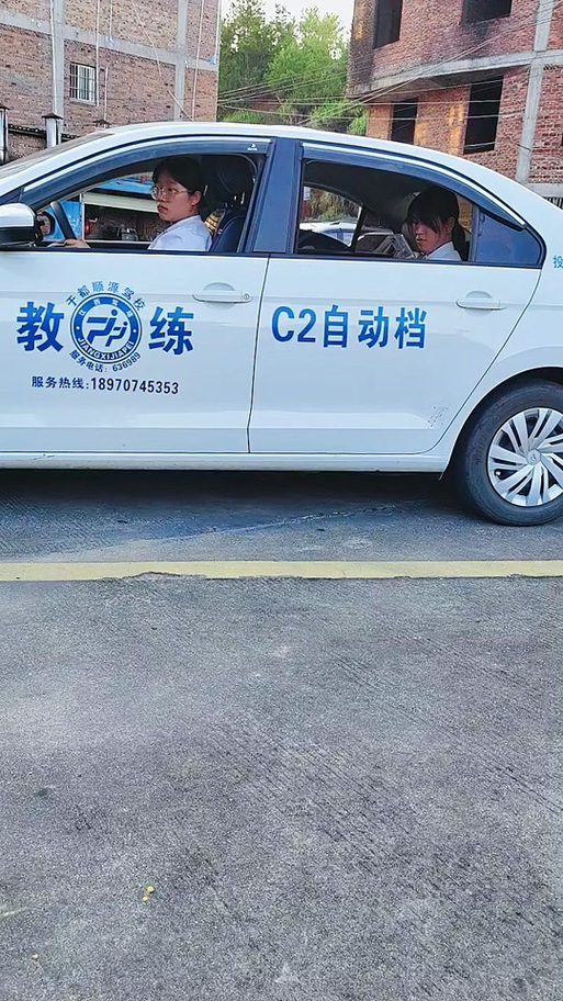 专业驾驶员培训 两个小女孩六点下班来练车,刚好没太阳,上班两不误